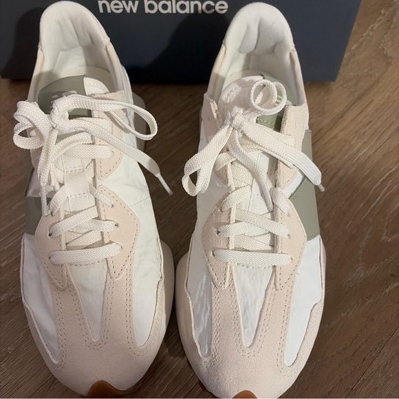 New Balance 327’s Cream and Green Athletic Shoes - Size 9.5 - Picture 9 of 12